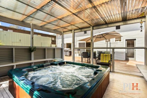 Sandy Bay Getaway w Spa 4 Bdr Rhyll